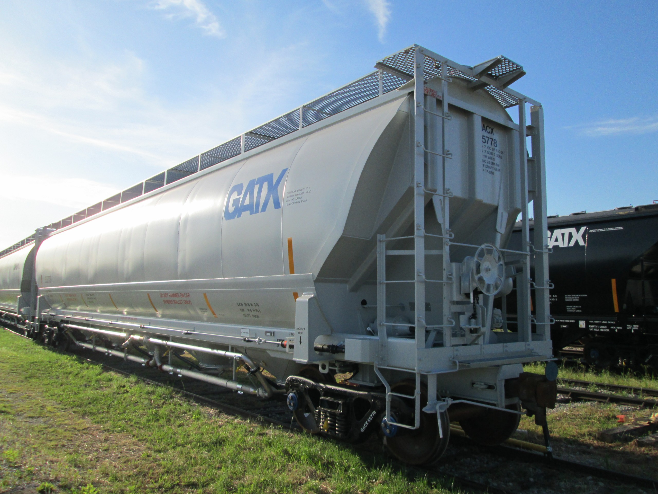 MediumCube Fluidized Pneumatic Covered Hoppers GATX Corporation